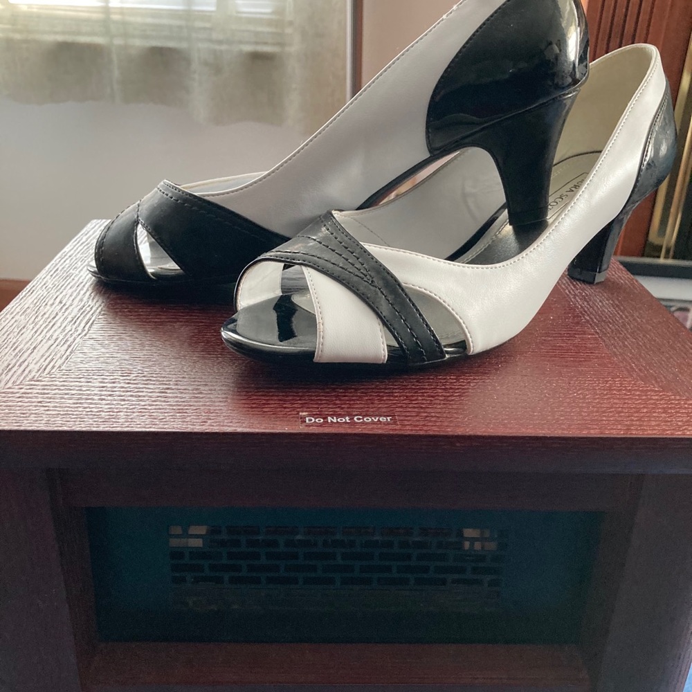 Shoes (heels) - Picture 3 of 3